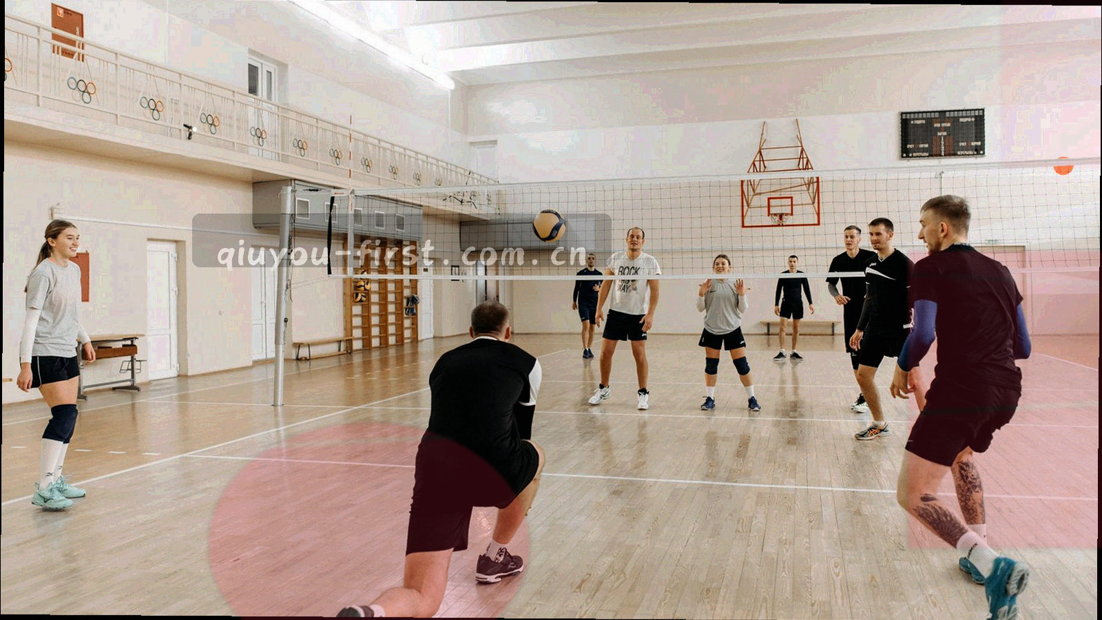 城市夜景中亮着灯的多片球场与三三两两的人群剪影